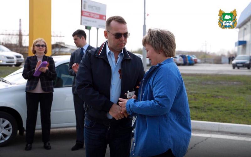 Губернатор Вадим Шумков вручил ключи от новых автомобилей неотложной медицинской помощи
