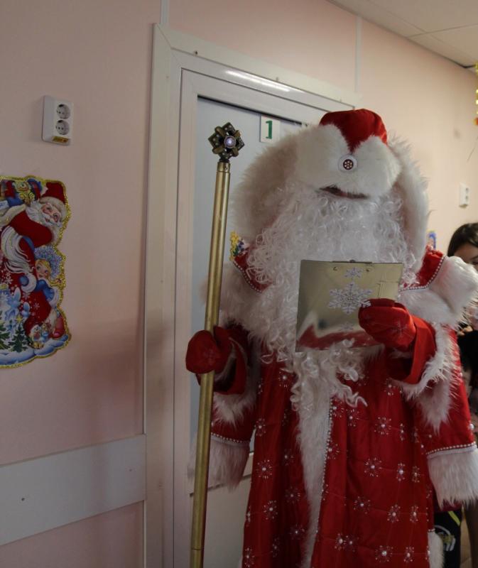 В преддверии Нового года к пациентам Курганской детской больницы имени Красного Креста пришел в гости Дедушка Мороз со Снегурочкой