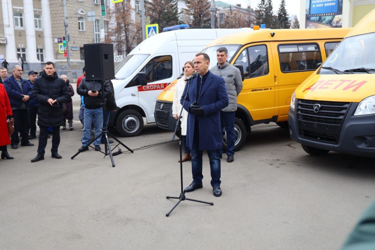 Губернатор Вадим Шумков вручил ключи от новых школьных автобусов и медицинских автомобилей руководителям школ и медучреждений региона