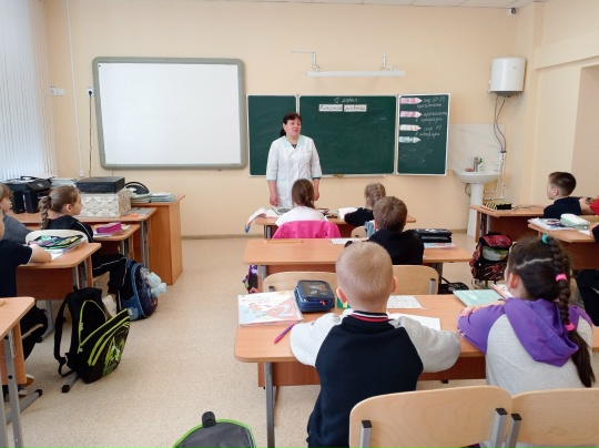 Фельдшер детского поликлинического отделения Белозерского филиала Курганской областной больницы №2 Татьяна Георгиевна Куксенкова провела для обучающихся начальных классов профилактическую беседу, посвящённую вопросам личной гигиены. ﻿