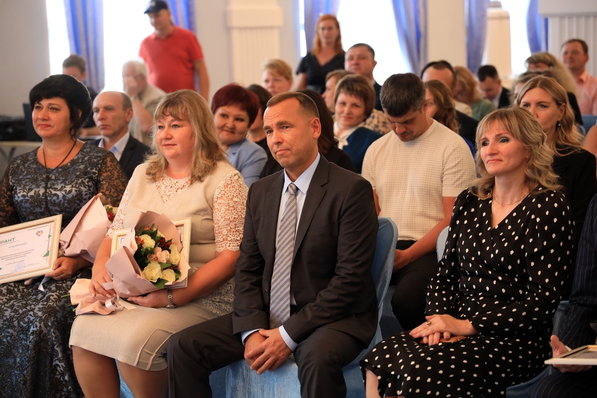 Вадим Шумков поздравил и поблагодарил за работу победителей конкурсов на гранты губернатора