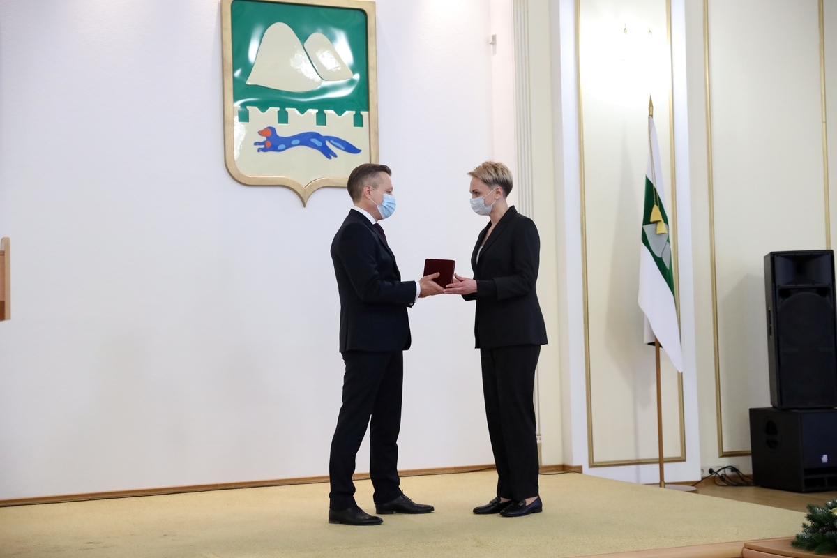 Накануне Нового года вручены государственные, ведомственные и региональные награды жителям области