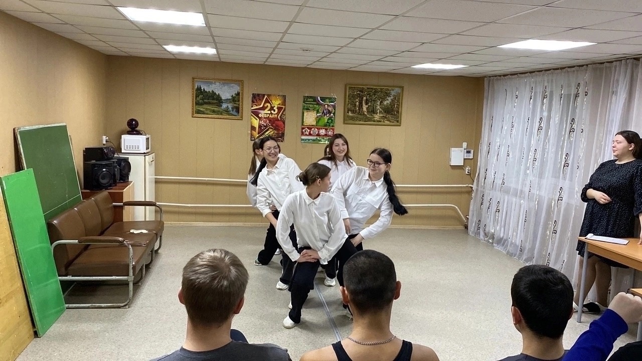 В студенческом общежитии Курганского базового медицинского колледжа прошло патриотическое мероприятие посвященное Дню защитника Отечества «Умелый боец - везде молодец»