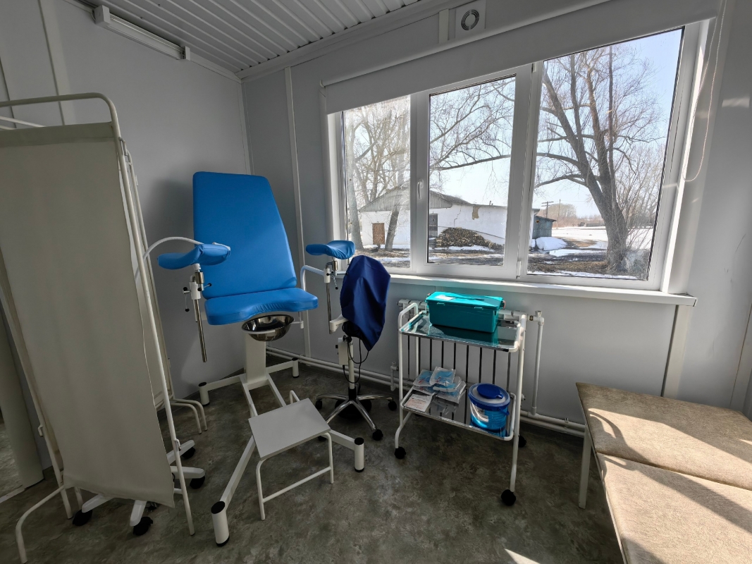 Более 300 жителей Белозерского округа теперь будут получать медицинские услуги в современных и комфортных условиях благодаря установке нового модульного ФАПа