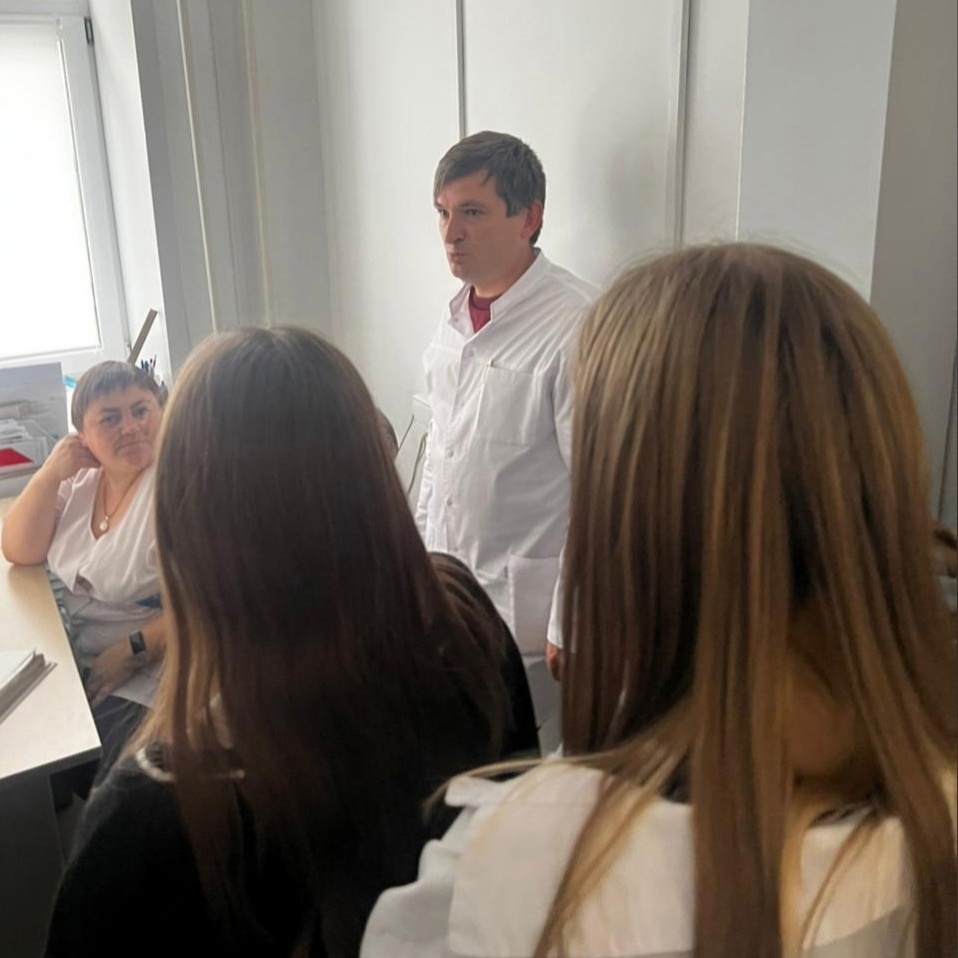 19 октября главный врач Шадринской ЦРБ Дмитрий Клюш встретился с 11-классниками Средней общеобразовательной школы № 4 города Шадринска