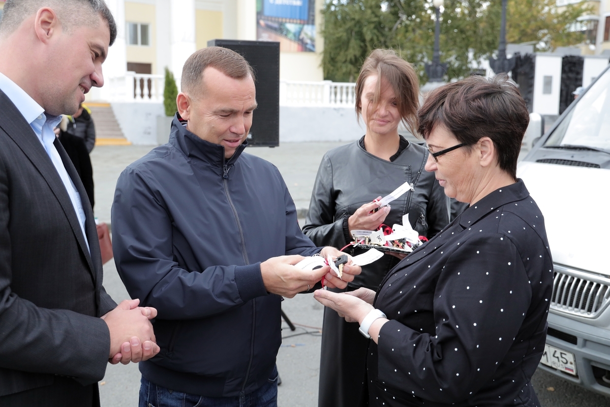 Губернатор Вадим Шумков вручил ключи от 49 новых машин неотложной медицинской помощи