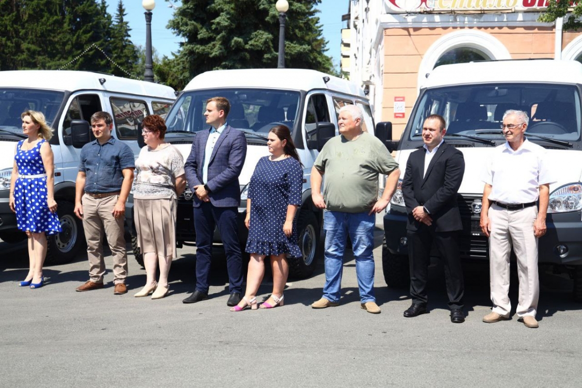 Губернатор Вадим Шумков вручил ключи от машин неотложной помощи