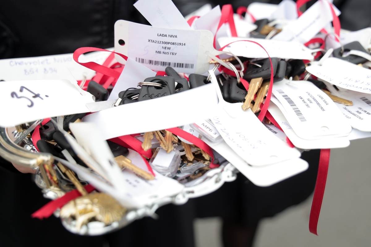 Губернатор Вадим Шумков вручил ключи от 49 новых машин неотложной медицинской помощи