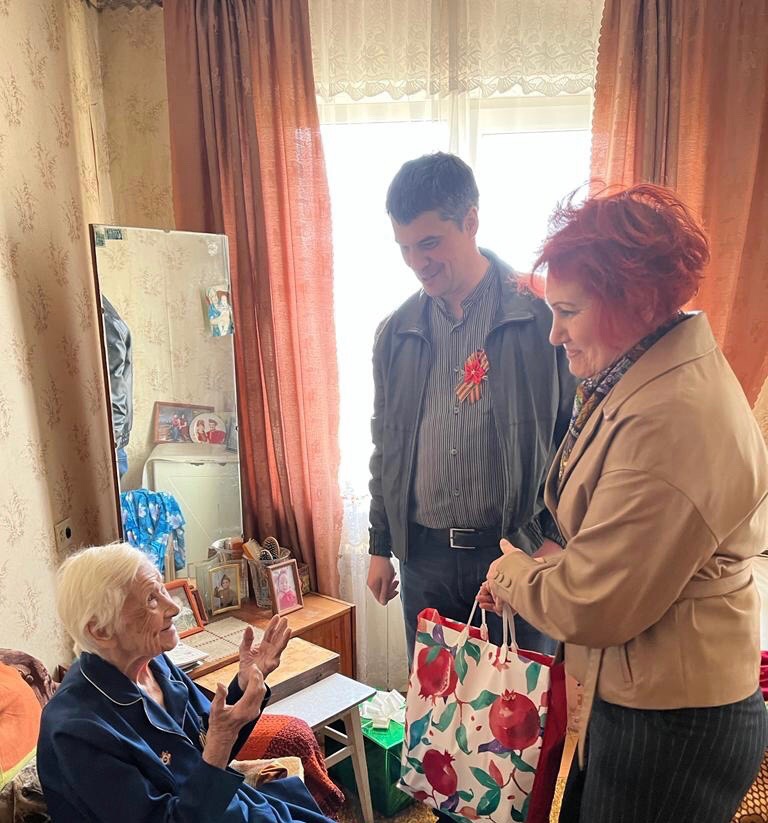 Директор Департамента здравоохранения Курганской области Алексей Сигидаев поздравил ветеранов