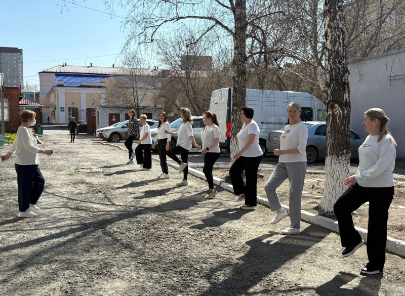 08.04.2026 года сотрудники Курганского областного центра медицинской профилактики, лечебной физкультуры и спортивной медицины с отличным настроением присоединились к масштабному Всероссийскому флешмобу «Все начинается с тебя — будь здоров!».