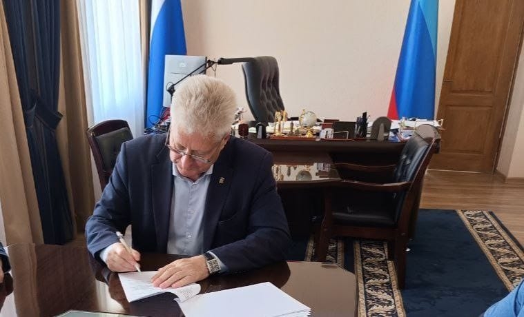 Губернатор Вадим Шумков и Курганская область и глава Краснодонского муниципального округа ЛНР Сергей Козенко подписали соглашение о сотрудничестве