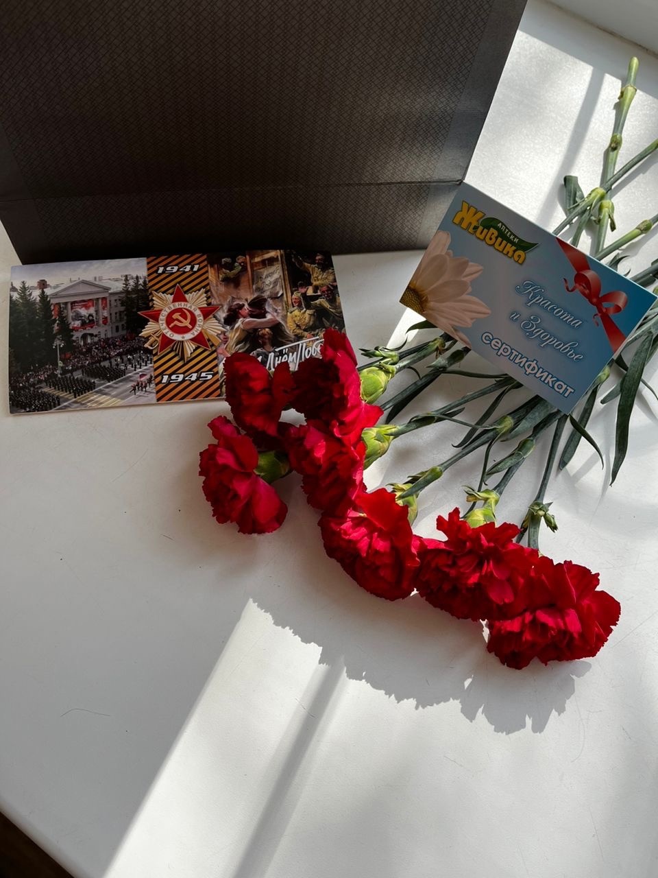 Исполняющий обязанности директора департамента здравоохранения Курганской области Елена Островских поздравила с Днем Победы Раису Сунегину — жительницу блокадного Ленинграда