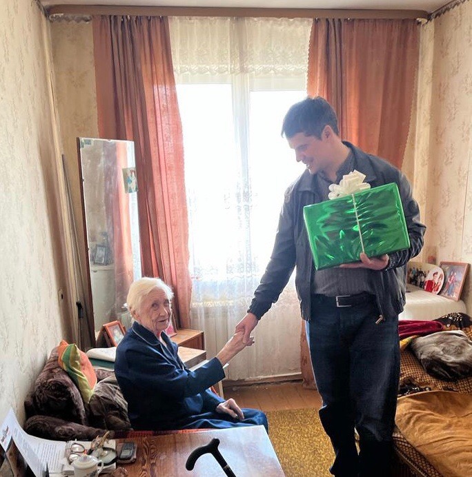 Директор Департамента здравоохранения Курганской области Алексей Сигидаев поздравил ветеранов