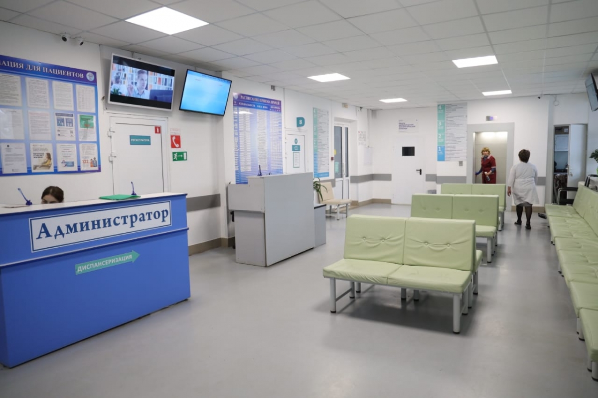 Полпред Владимир Якушев и губернатор Вадим Шумков оценили ремонт здания поликлиники Шадринска