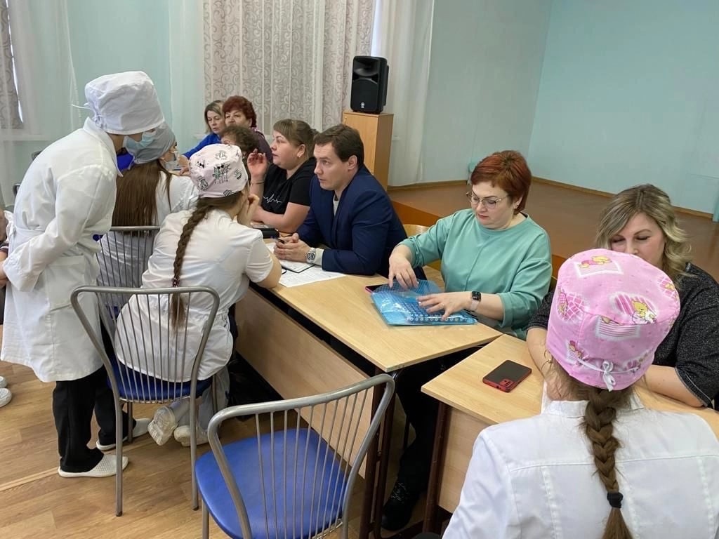 Сотрудники Курганской областной клинической больницы встретились со студентами медицинского колледжа