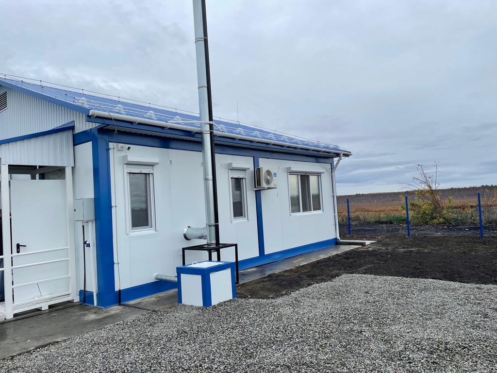 Завершена установка нового фельдшерско - акушерского пункта в селе Бутырское Мишкинского округа