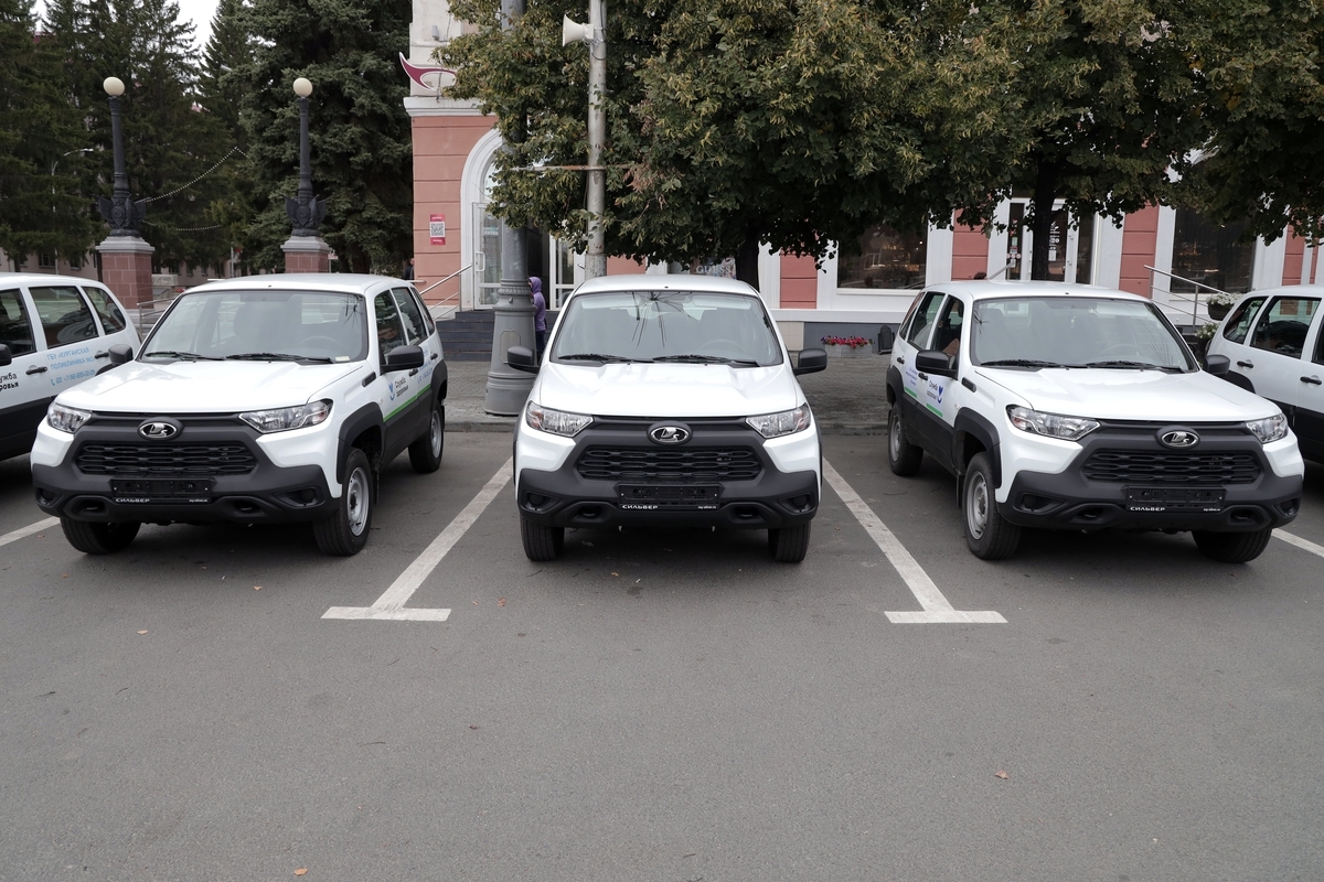 Губернатор Вадим Шумков вручил ключи от 49 новых машин неотложной медицинской помощи