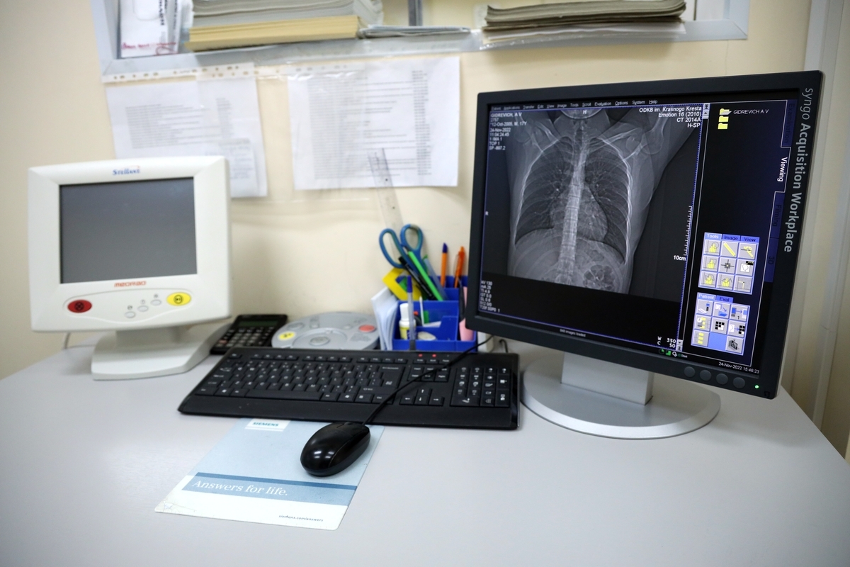 Губернатор Вадим Шумков сделал подарок на 50-летие детской больницы им. Красного Креста – в медучреждении отремонтируют операционное отделение