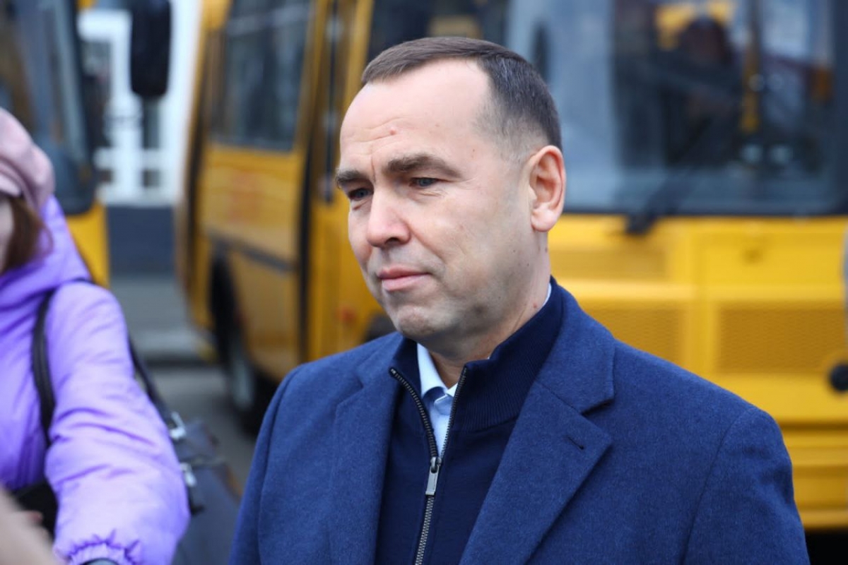 Губернатор Вадим Шумков вручил ключи от новых школьных автобусов и медицинских автомобилей руководителям школ и медучреждений региона