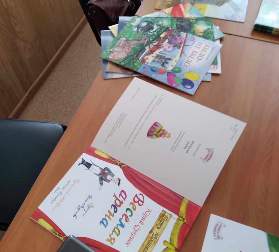 Маленьким пациентам Курганской областной детской клинической больницы имени Красного Креста прочитают сказки