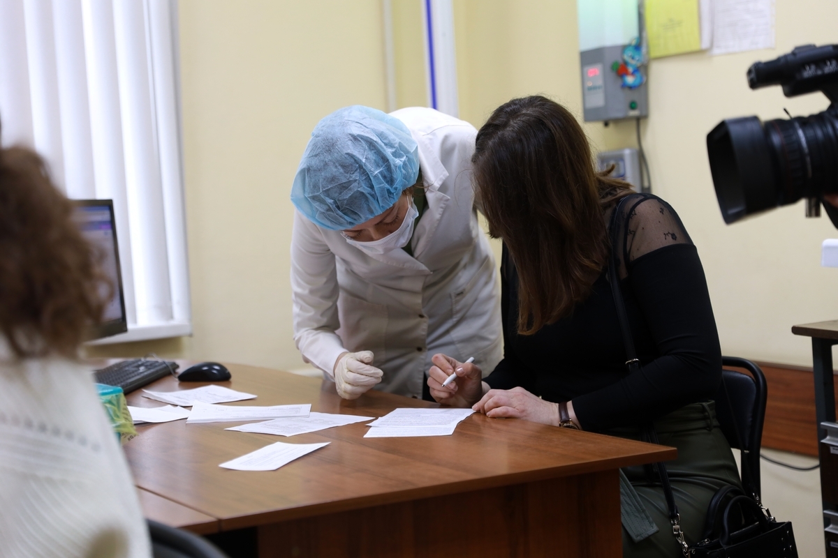 Директор департамента здравоохранения Алексей Сигидаев поддерживает вакцинацию детей от COVID-19 и привил своего ребёнка