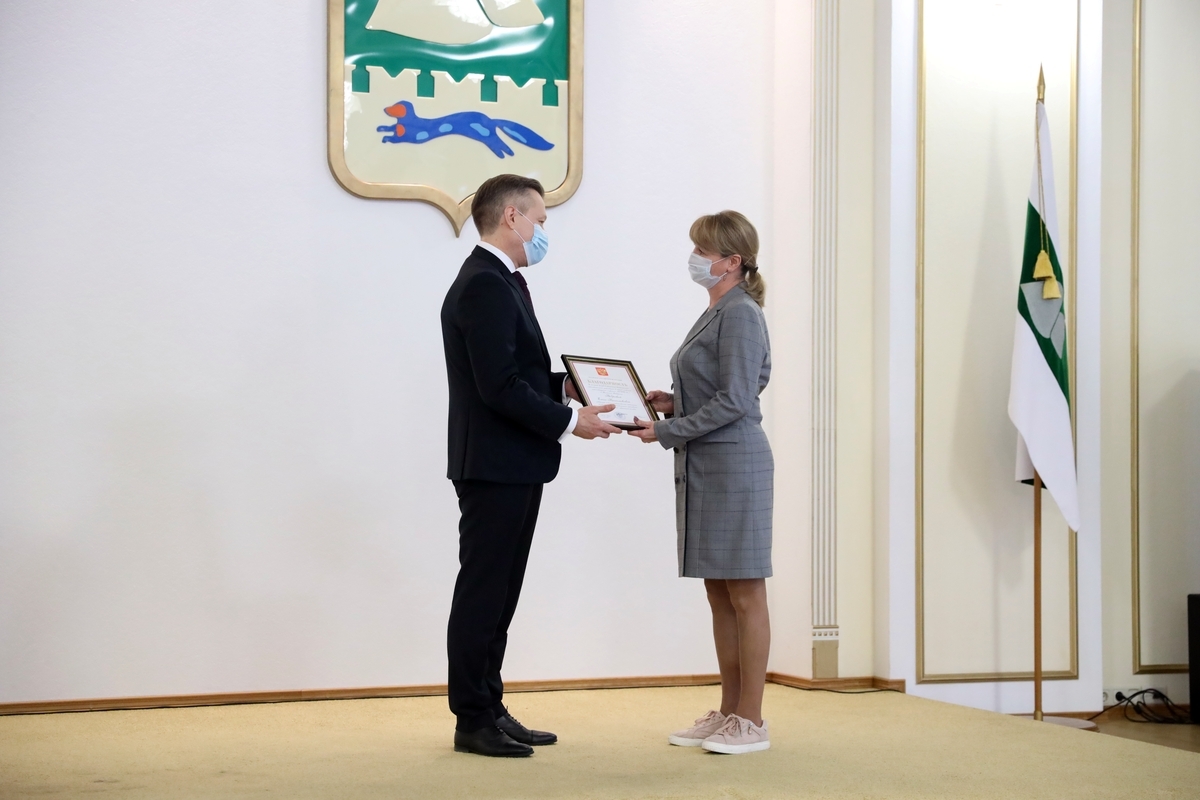 Накануне Нового года вручены государственные, ведомственные и региональные награды жителям области