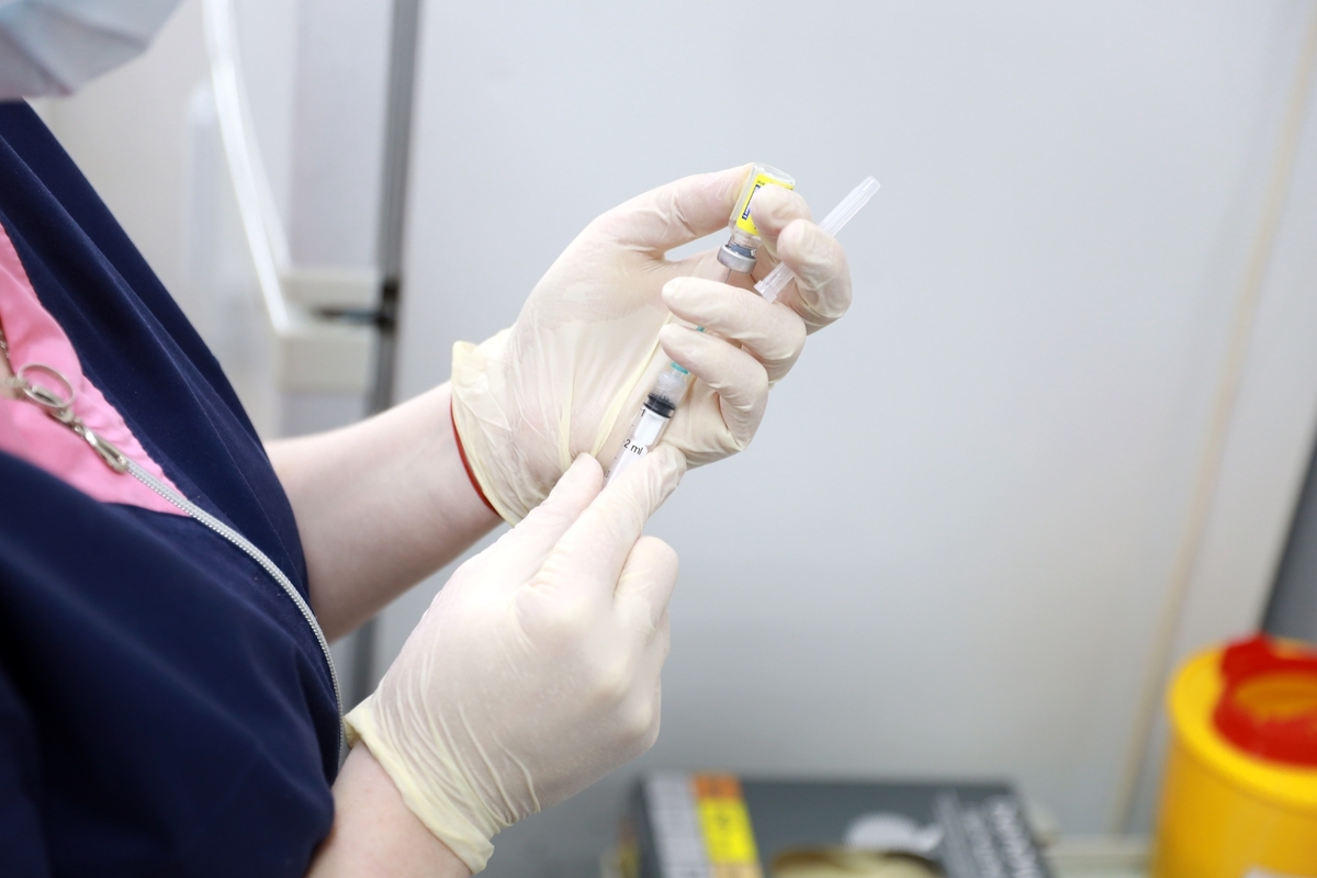 Директор департамента здравоохранения Алексей Сигидаев поддерживает вакцинацию детей от COVID-19 и привил своего ребёнка