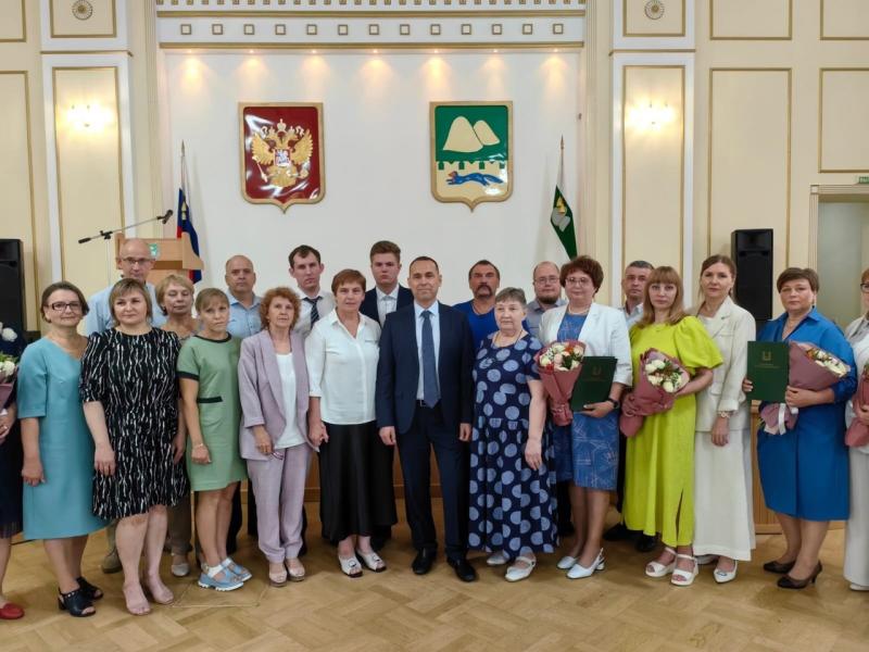 Губернатор Вадим Шумков накануне профессионального праздника вручил награды медицинским работникам региона