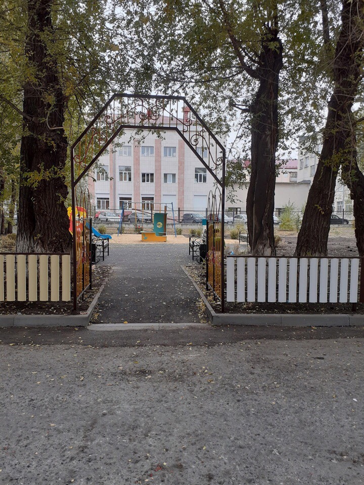 Во дворе Курганской детской поликлиники, расположенной по улице К.Мяготина,114, построили детскую площадку