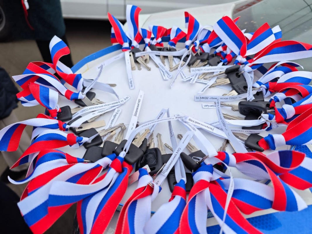 Губернатор Вадим Шумков вручил ключи от новых школьных автобусов и медицинских автомобилей руководителям школ и медучреждений региона