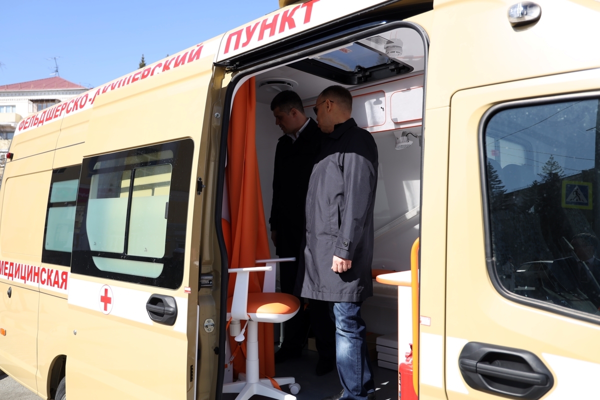Губернатор Вадим Шумков вручил ключи от мобильных ФАПов, машин скорой помощи и школьных автобусов