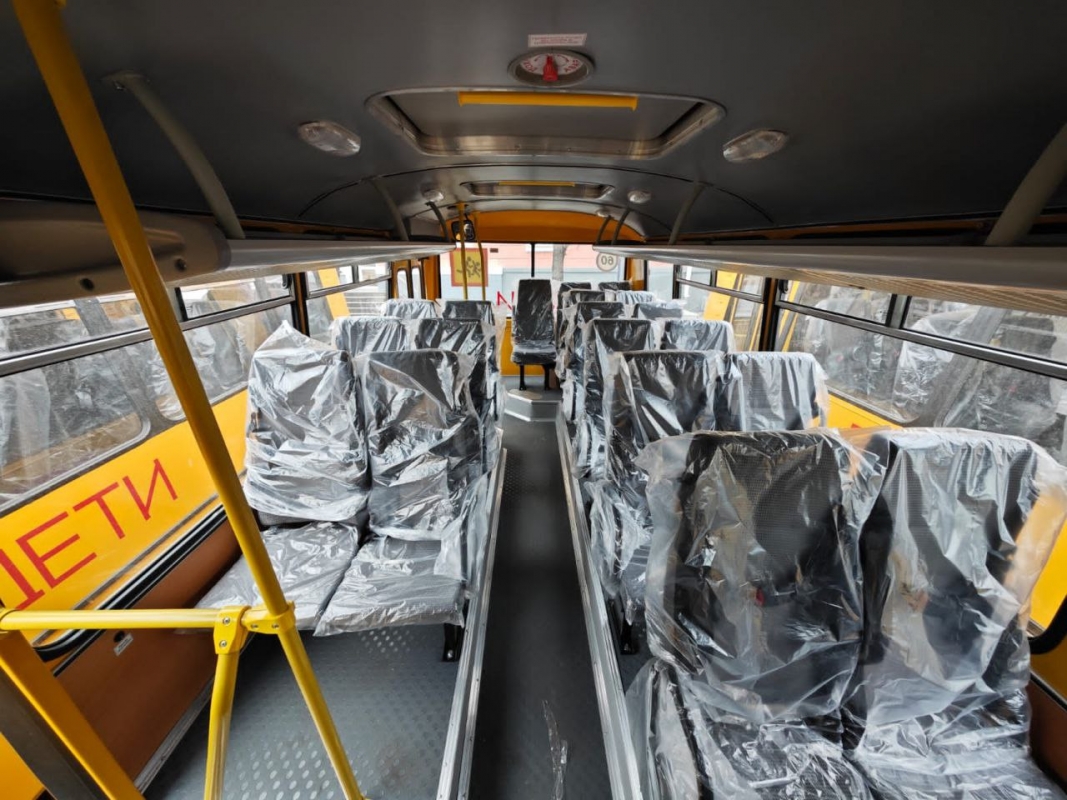 Губернатор Вадим Шумков вручил ключи от новых школьных автобусов и медицинских автомобилей руководителям школ и медучреждений региона