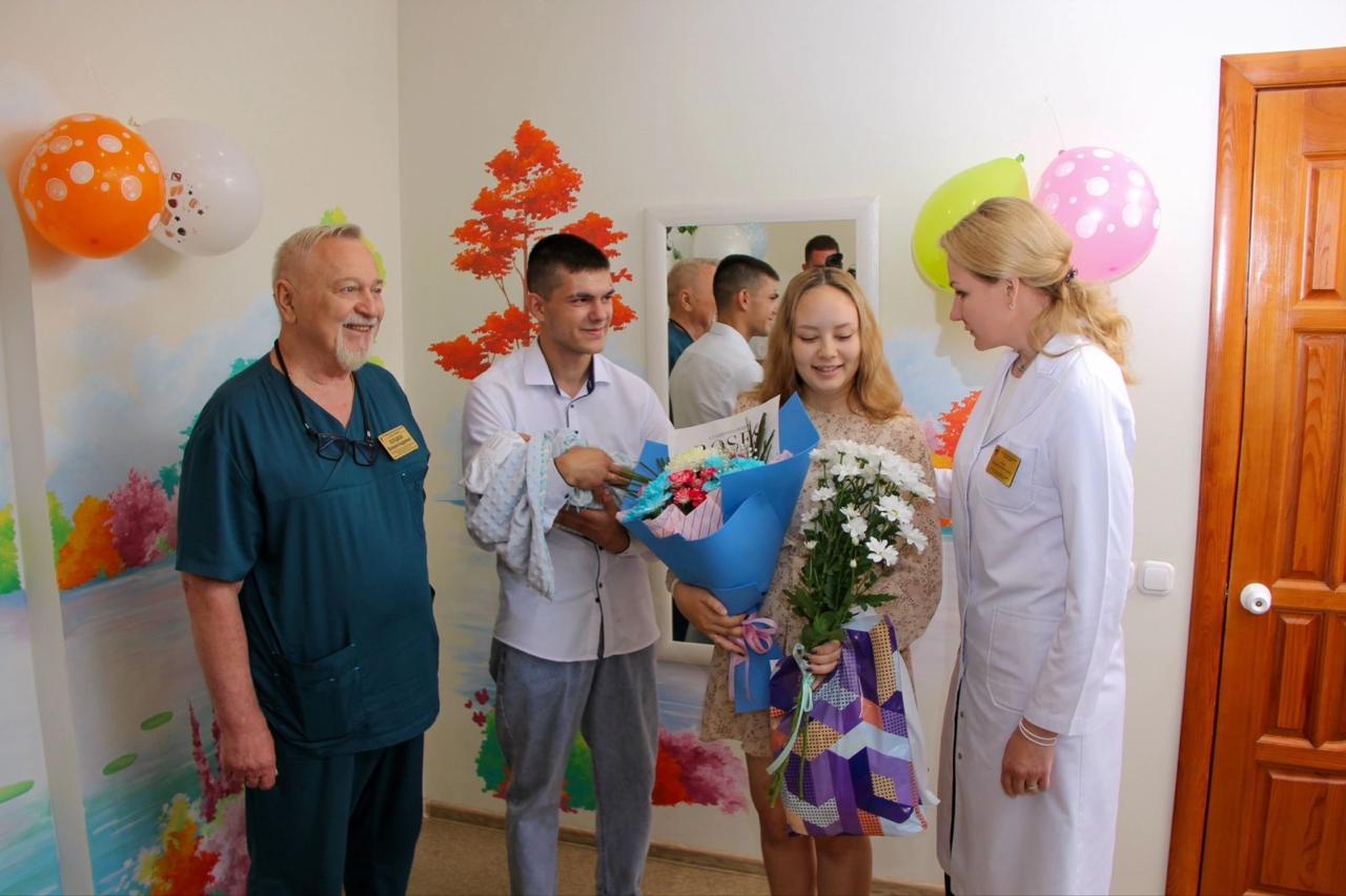 В День семьи, любви и верности в родильном доме Курганской областной больницы №2 состоялась особенная, наполненная светом и теплом торжественная выписка новорождённых!