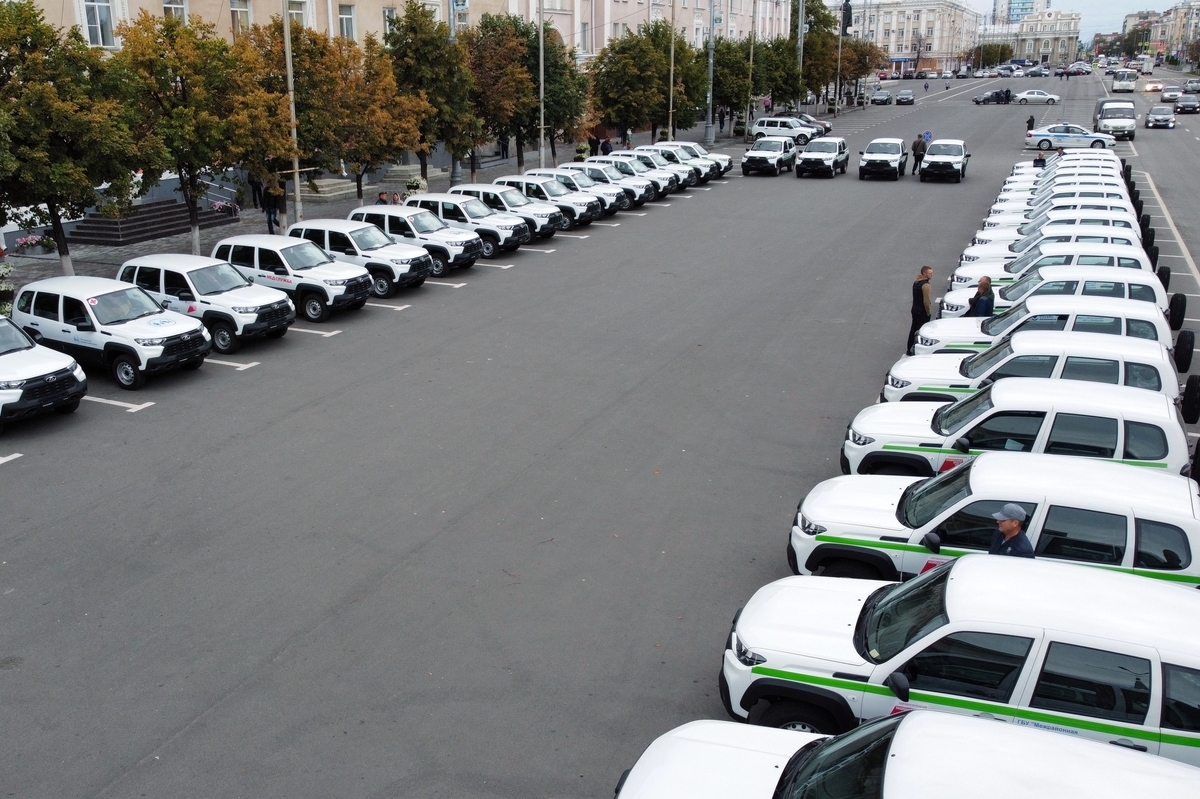 Губернатор Вадим Шумков вручил ключи от 49 новых машин неотложной медицинской помощи