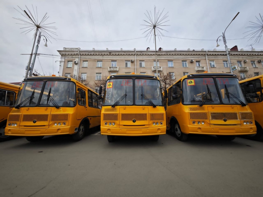 Губернатор Вадим Шумков вручил ключи от новых школьных автобусов и медицинских автомобилей руководителям школ и медучреждений региона