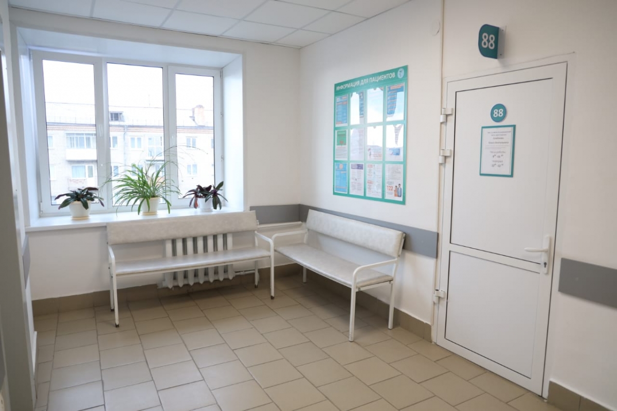 Полпред Владимир Якушев и губернатор Вадим Шумков оценили ремонт здания поликлиники Шадринска