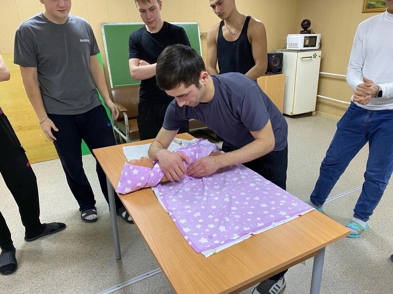 В студенческом общежитии Курганского базового медицинского колледжа прошло патриотическое мероприятие посвященное Дню защитника Отечества «Умелый боец - везде молодец»