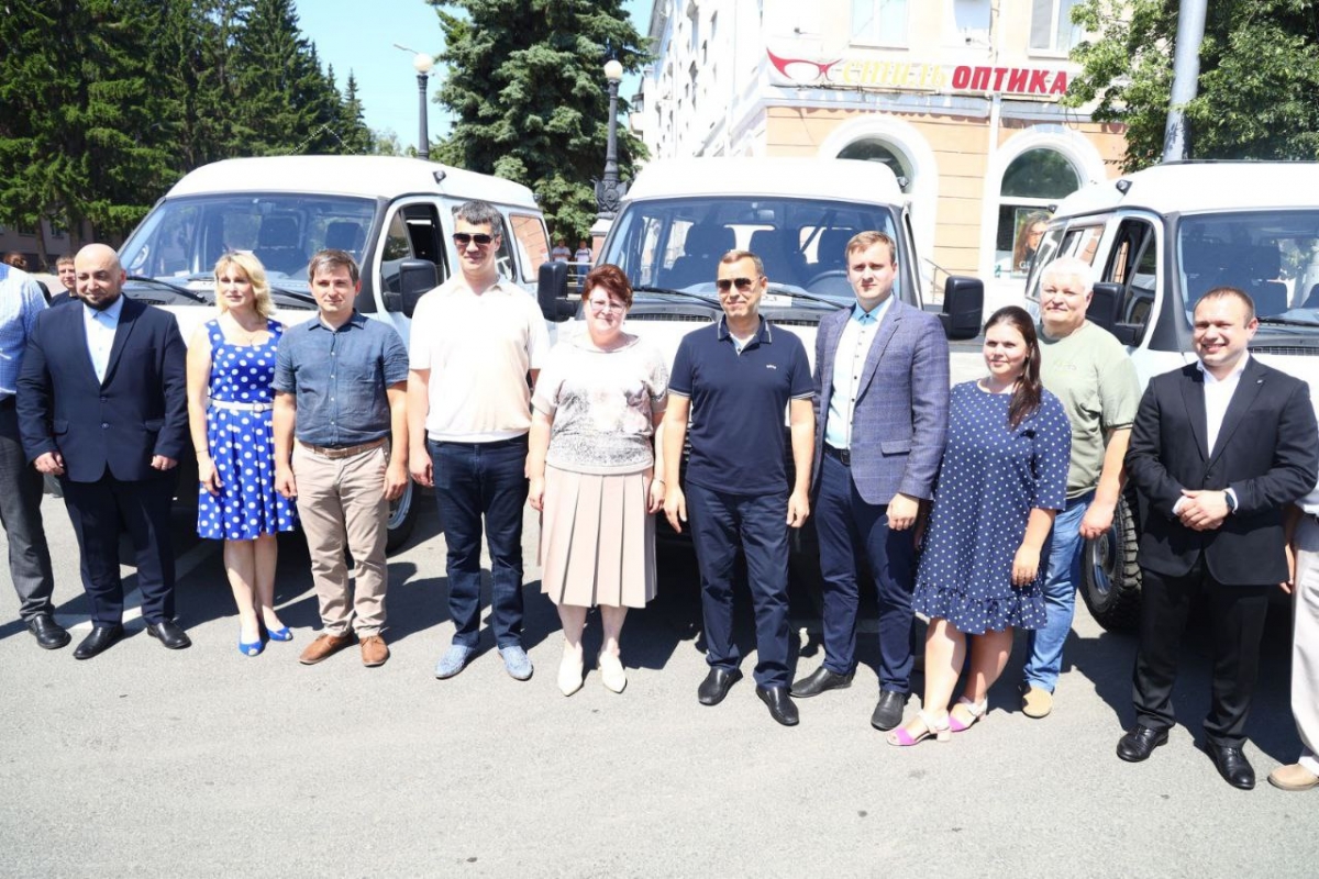 Губернатор Вадим Шумков вручил ключи от машин неотложной помощи