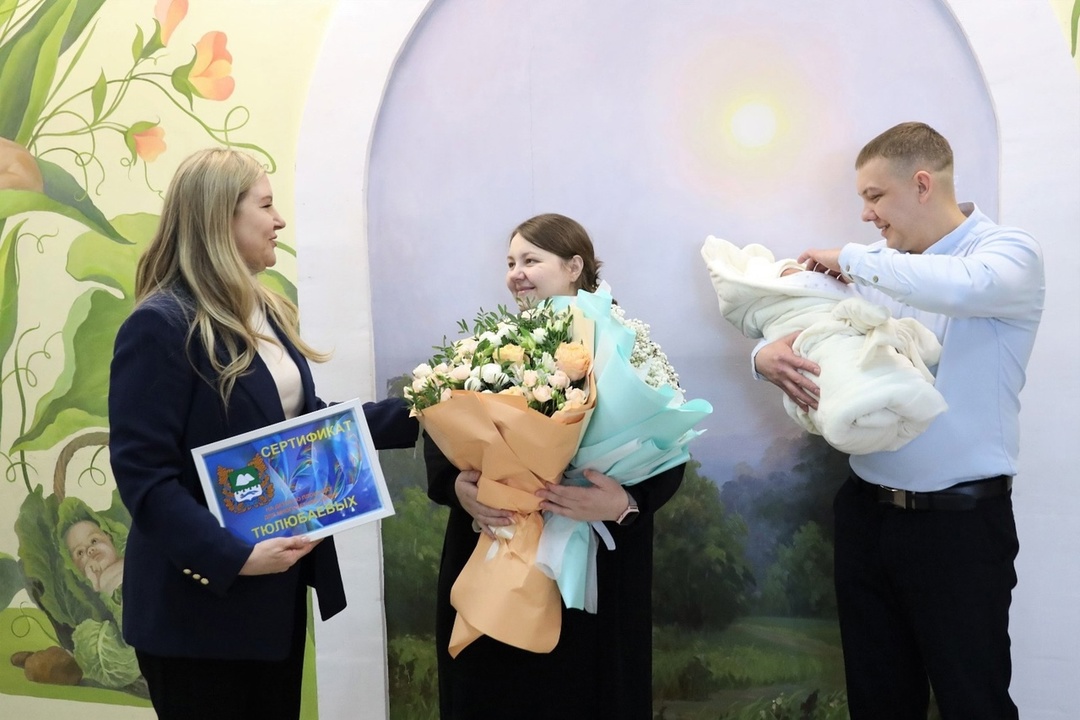 Губернатор Вадим Шумков поздравил многодетную семью Тюлюбаевых с рождением дочери.