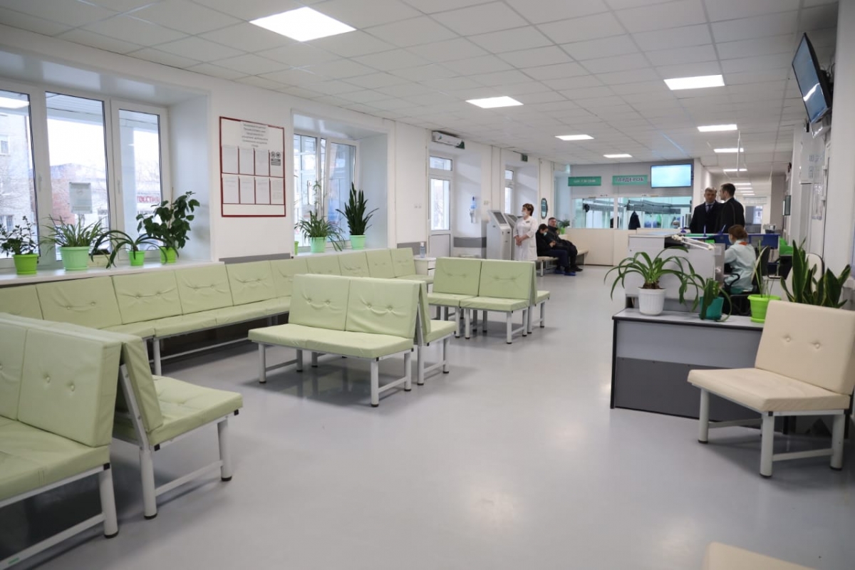 Полпред Владимир Якушев и губернатор Вадим Шумков оценили ремонт здания поликлиники Шадринска