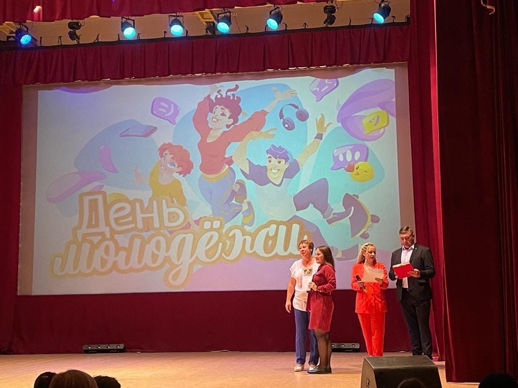 27 июня, в честь празднования Дня молодежи, молодым специалистам Шадринской детской больницы вручены Благодарственные письма