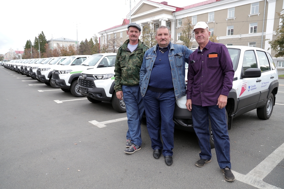 Губернатор Вадим Шумков вручил ключи от 49 новых машин неотложной медицинской помощи