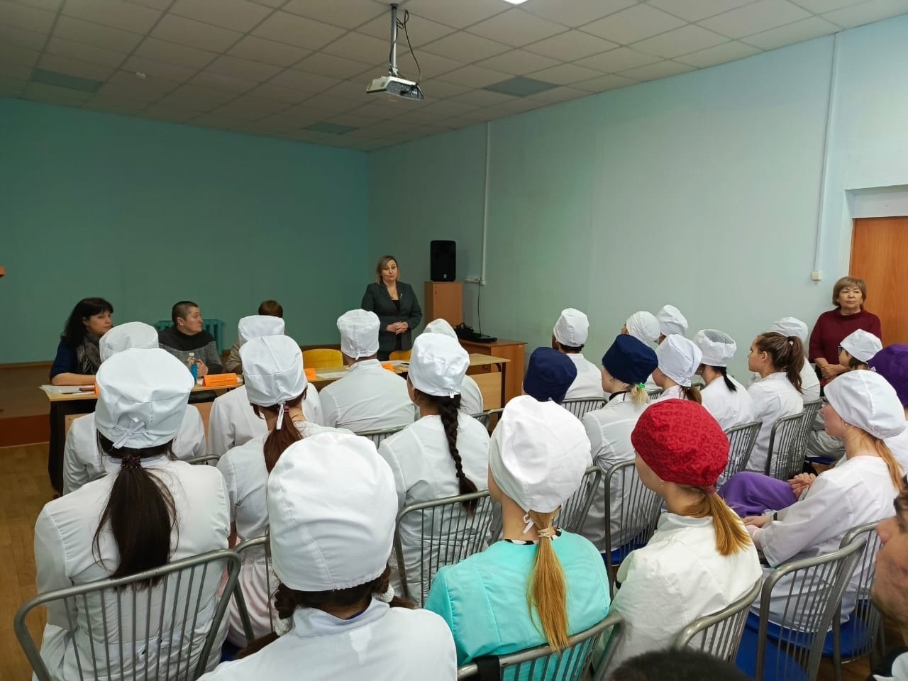 Студенты Курганского базового медицинского колледжа встретились с представителями Департамента здравоохранения и медицинских организаций