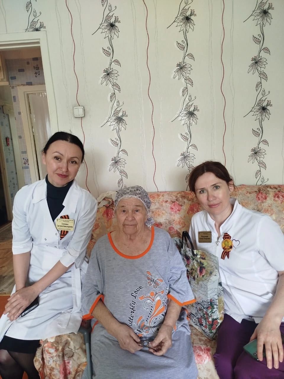 В преддверии великого праздника – Дня Победы  сотрудники Курганской областной больницы №2 навестили и поздравили дорогих ветеранов нашего города