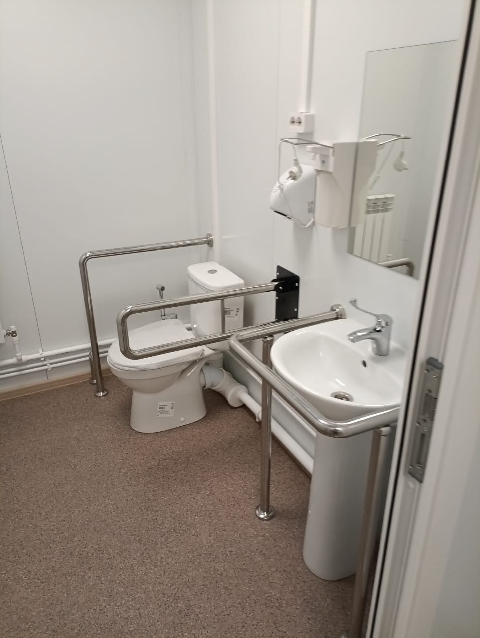 Завершены работы по возведению нового фельдшерско - акушерского пункта в селе Дубровное Варгашинского муниципального округа