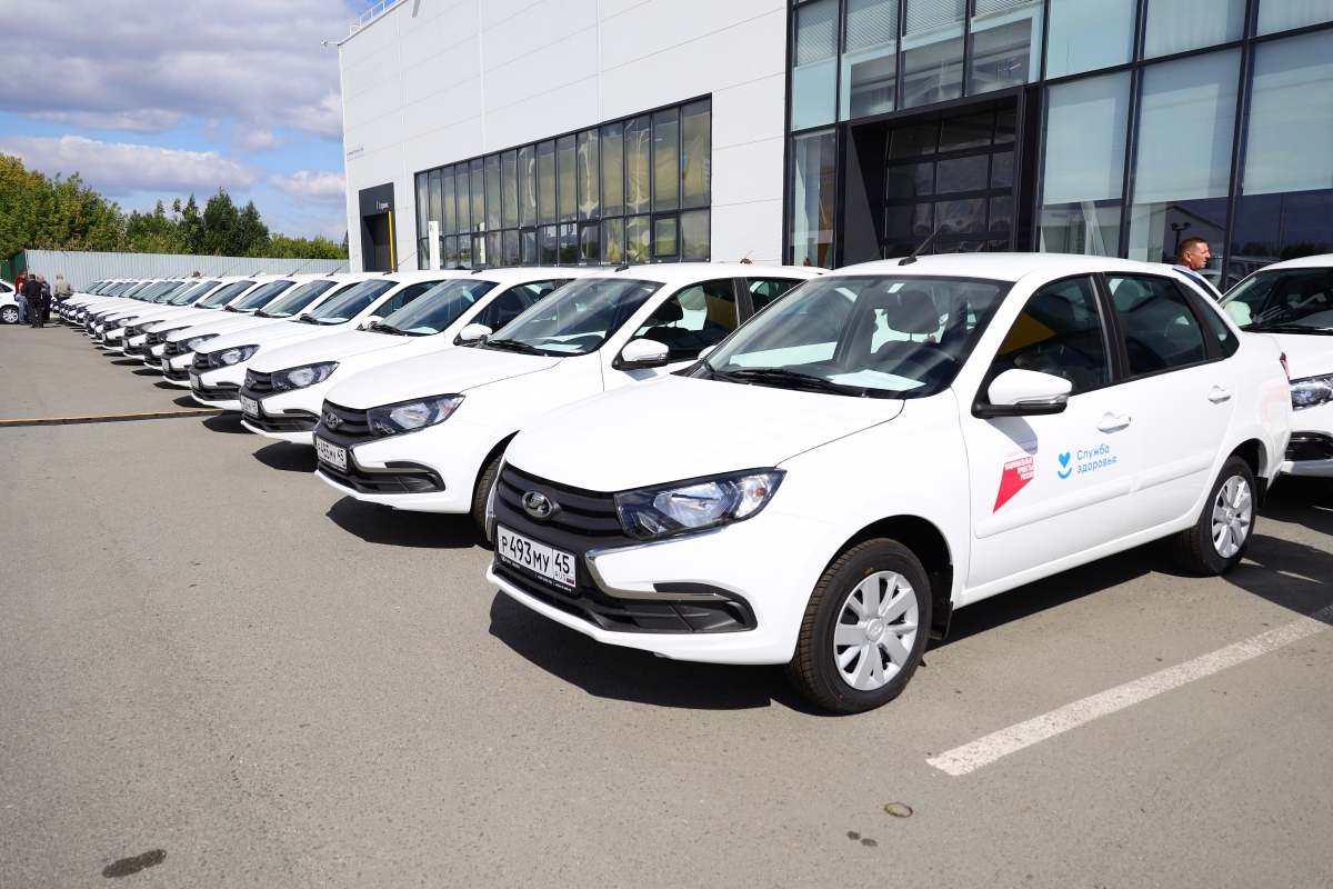 Губернатор Вадим Шумков вручил руководителям лечебных учреждений региона ключи от 59 новых автомобилей неотложной медицинской помощи