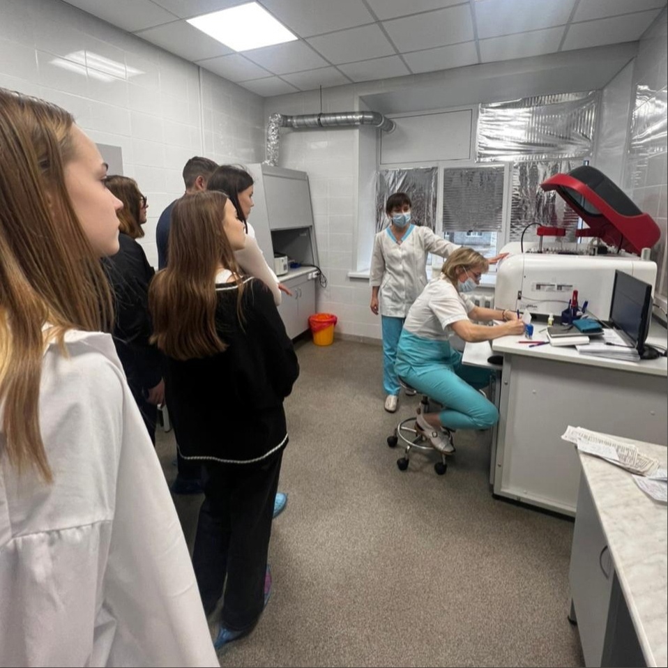 19 октября главный врач Шадринской ЦРБ Дмитрий Клюш встретился с 11-классниками Средней общеобразовательной школы № 4 города Шадринска