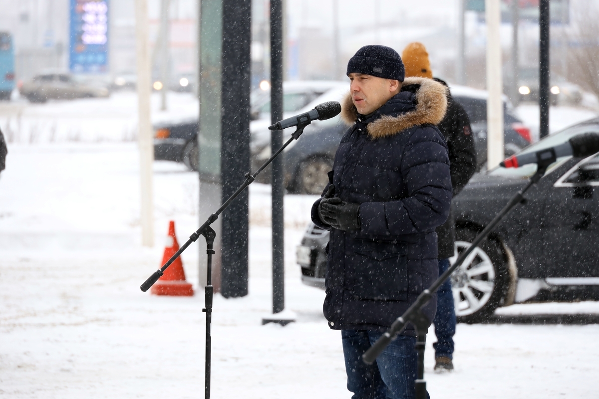 Губернатор Вадим Шумков вручил ключи от 23 новых машин неотложной медицинской помощи