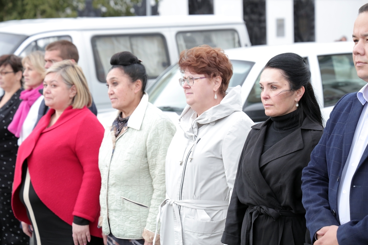 Губернатор Вадим Шумков вручил ключи от 49 новых машин неотложной медицинской помощи