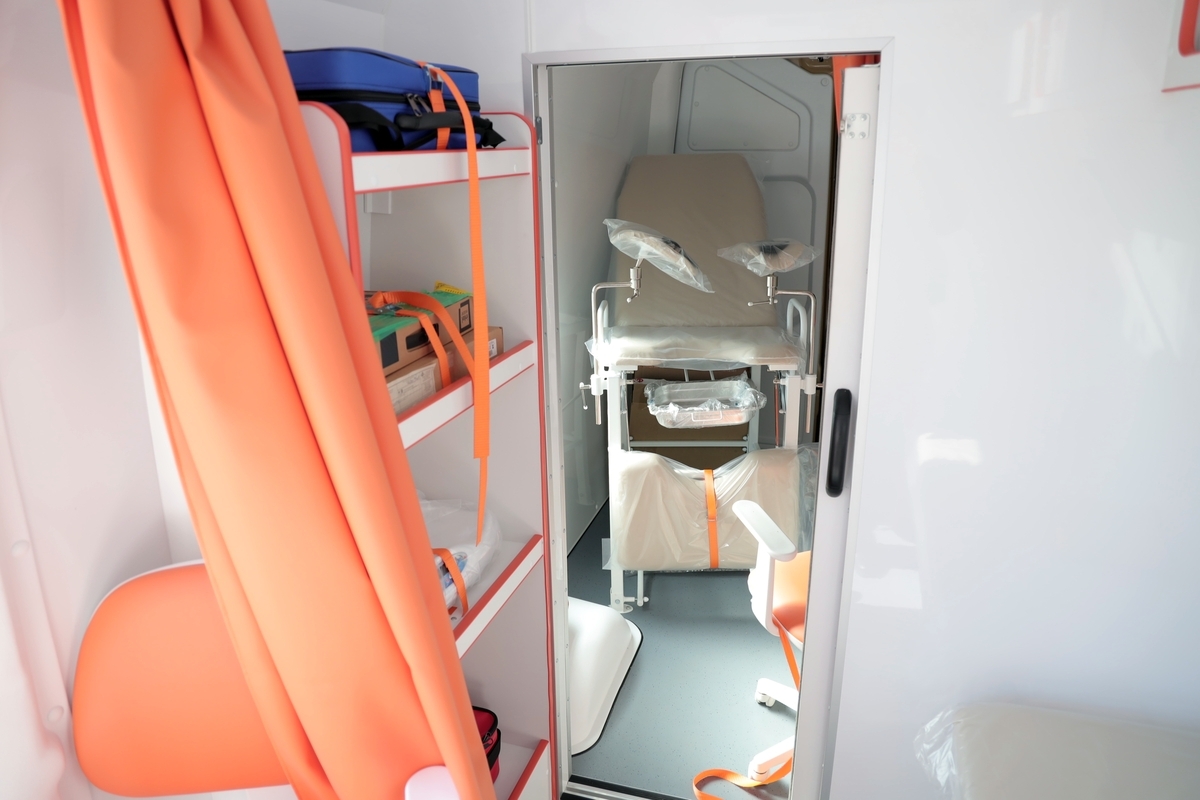 Губернатор Вадим Шумков вручил ключи от мобильных ФАПов, машин скорой помощи и школьных автобусов